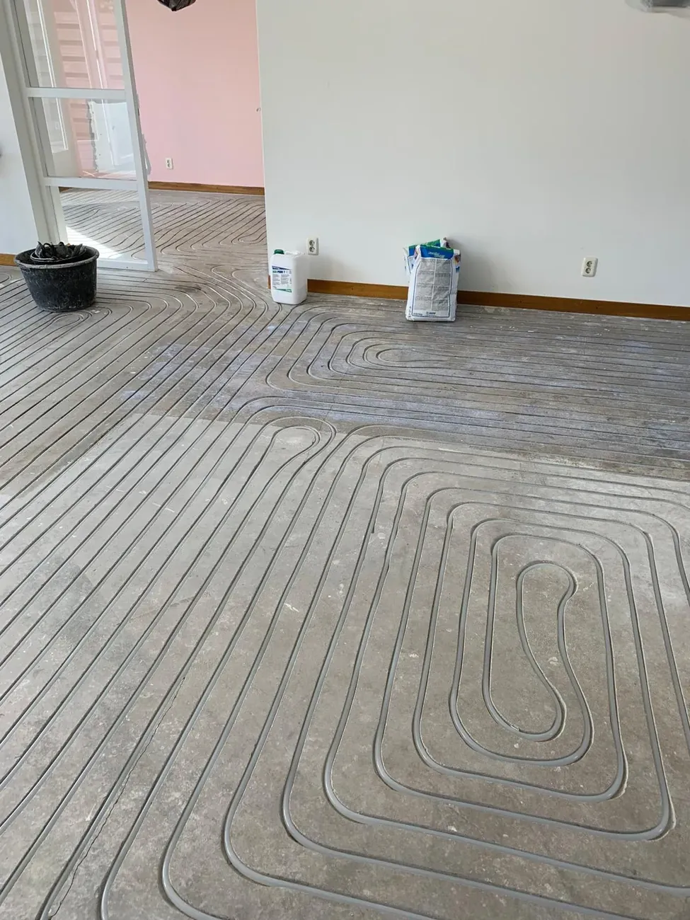 Gefreesde vloerverwarming in woonkamer door Klusbedrijf Bagci